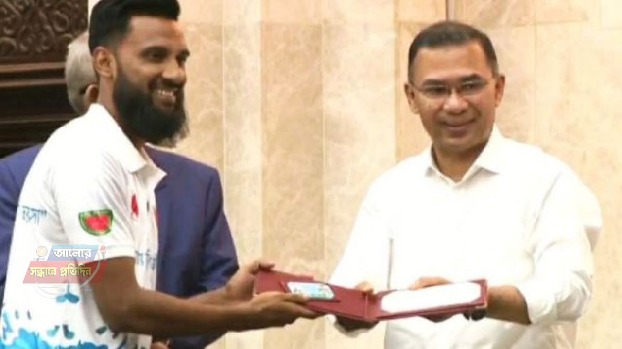 তারেক রহমানের হাত থেকে স্বর্ণপদক গ্রহণ শাটলার তানভীরের