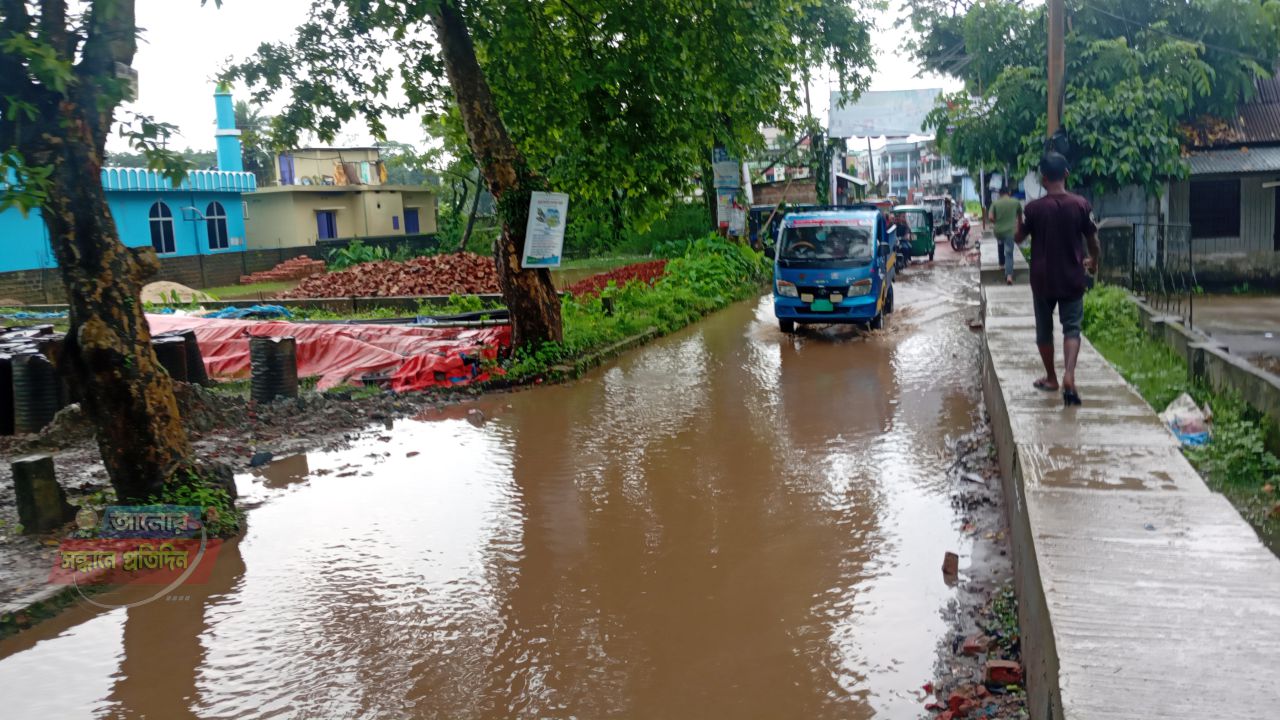 দ্রুত সংস্কারের দাবিতে সংসদ সদস্য তাহসিনা রুশদী লুনার দৃষ্টি আকর্ষণ এলাকাবাসীর