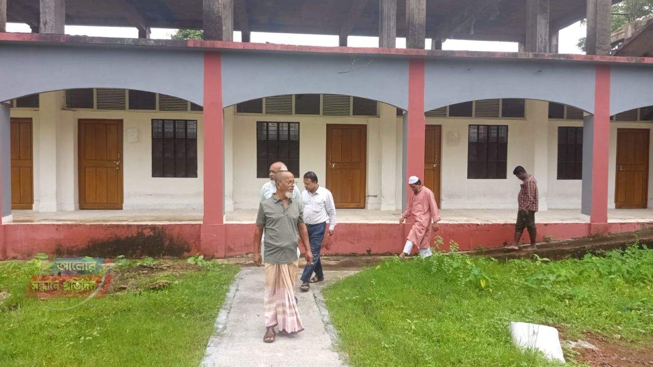 ফাটলধরা ভবন গোপনে হস্তান্তরের অভিযোগ: শিক্ষার্থীদের ছুটি দিয়ে ‘নীরব প্রক্রিয়া’, তদন্ত ও জবাবদিহিতা দাবি এলাকাবাসীর 